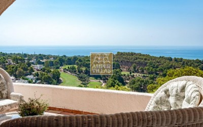Exclusiva villa con impresionantes vistas panorámicas junto al Club de Golf de Altea